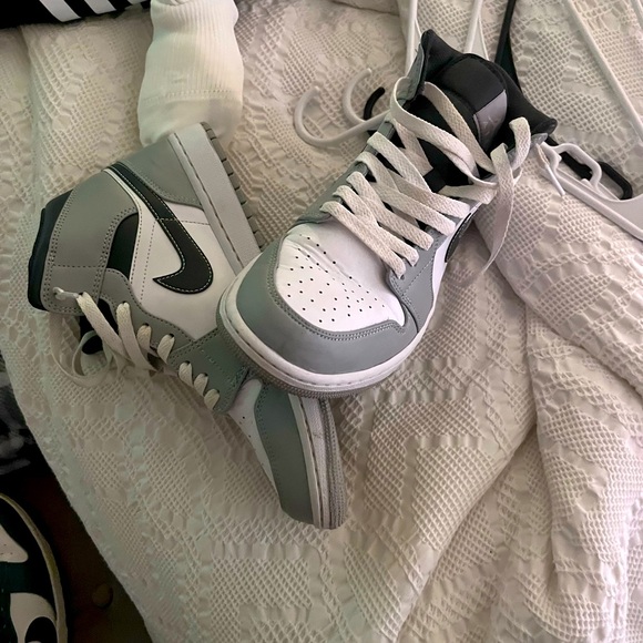 Jordan Other - Jordan 1 Mid Light Smoke Grey Anthracite SIZE:9:5 USE: lightly used